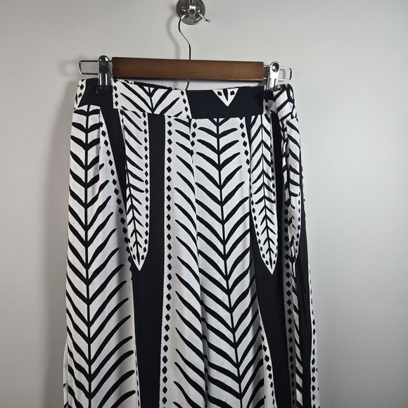 Black and White Maxi Skirt with Geometric Pattern for Resort Wear - Picture 2 of 7